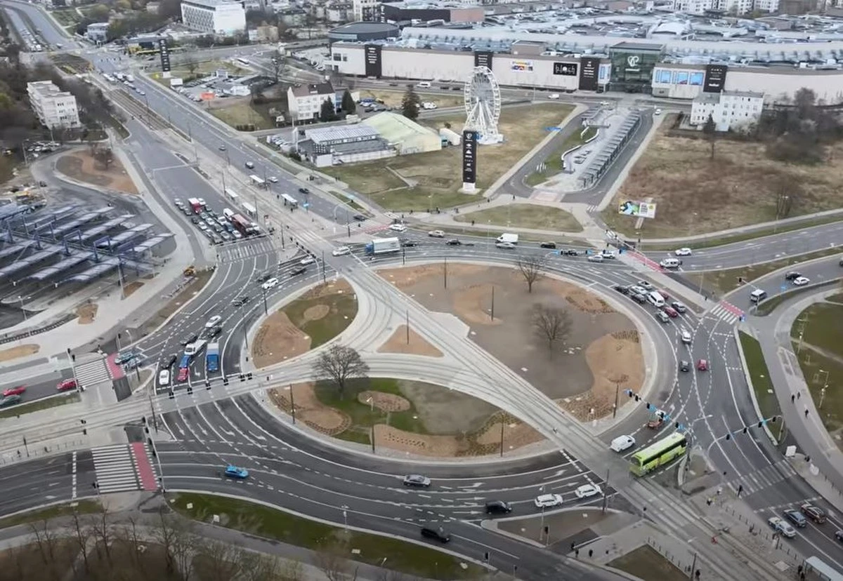 Kto pierwszy przejedzie skrzyżowanie? Ten prosty przypadek z KRESZ-u zaskakuje kierowców - image 1