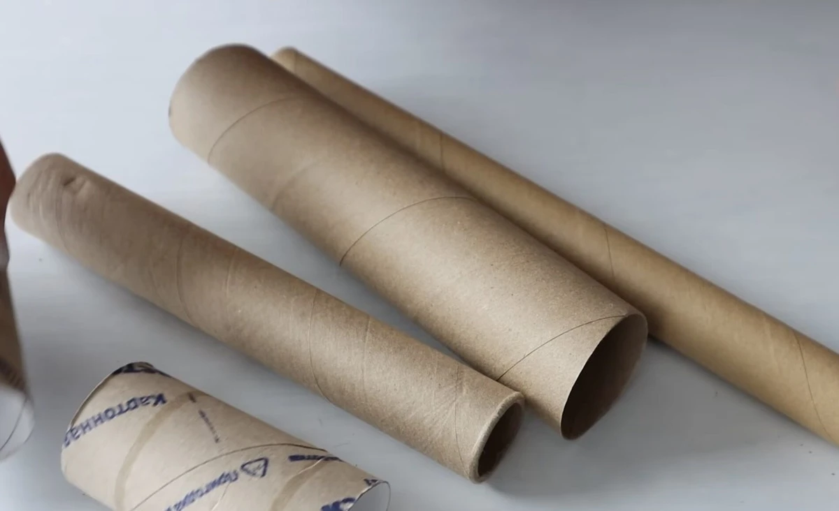 Nie wyrzucaj ich! 3 sprytne sposoby na wykorzystanie rolek z folii i ręczników papierowych w domu