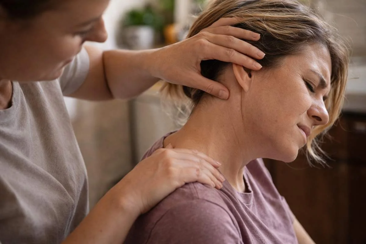 Ból szyi po nocy? Siostra teściowej pokazała mi ten prosty chwyt, który uratował mi dzień.