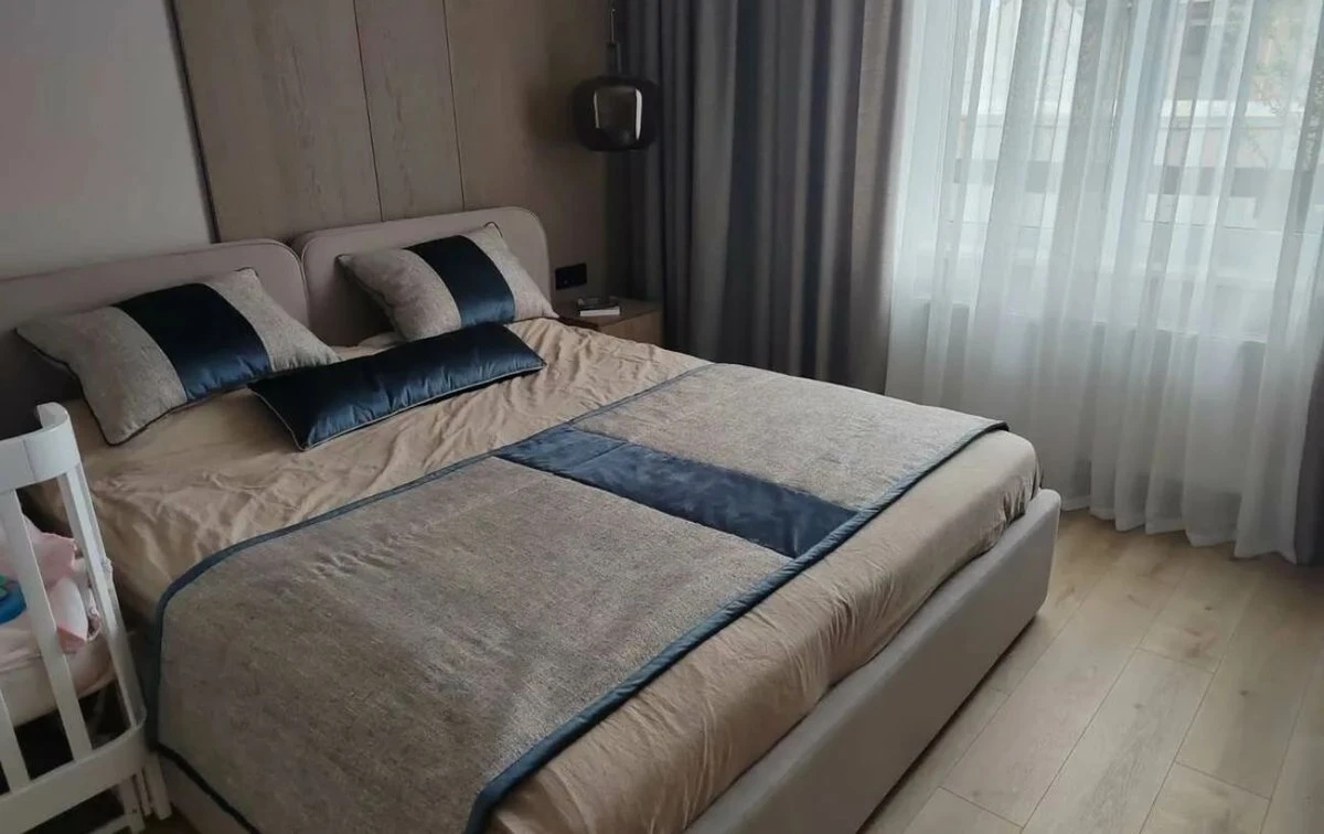 Jak złożyć prześcieradło na gumce w 2 ruchy. Metoda, która zrewolucjonizuje Twoją szafę