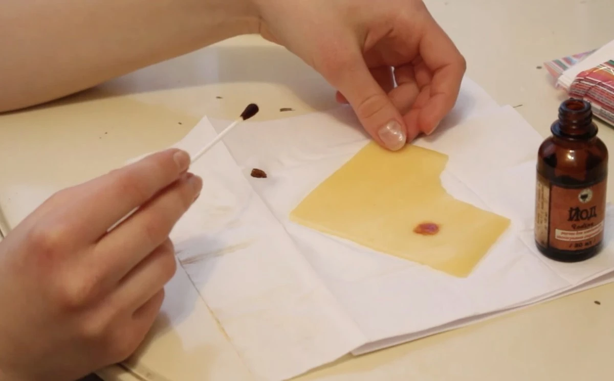 Sprzedawca na targu zbladł, gdy sprawdziłam jego ser jodem: wystarczyła kropla i produkt zrobił się fioletowy