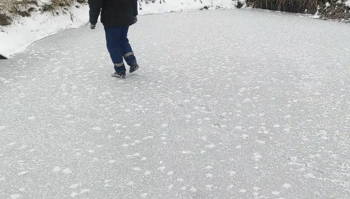 Zimowe buty śliskie jak łyżwy? 2 domowe sposoby działają lepiej niż raczki